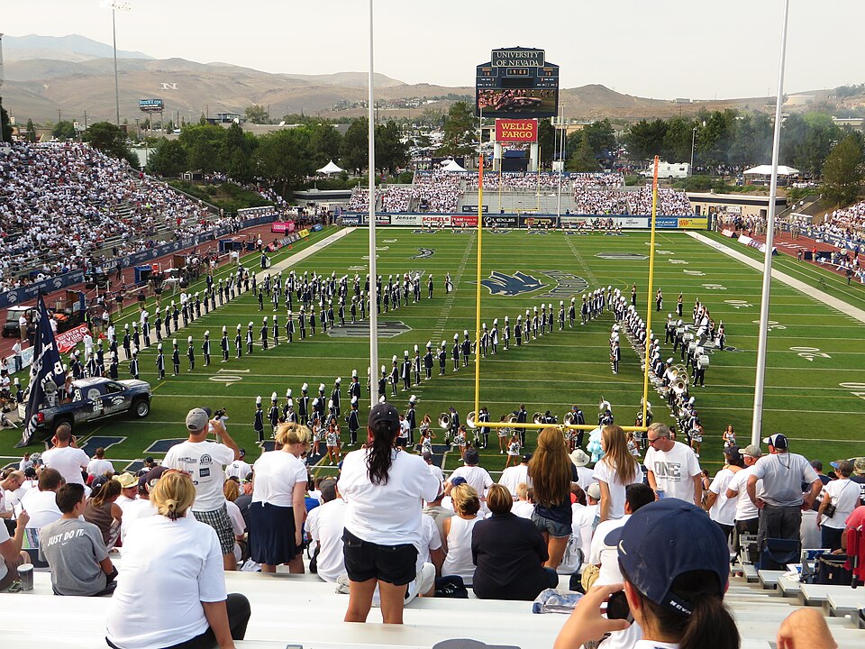 Hinchas en una tribuna durante un partido nocturno