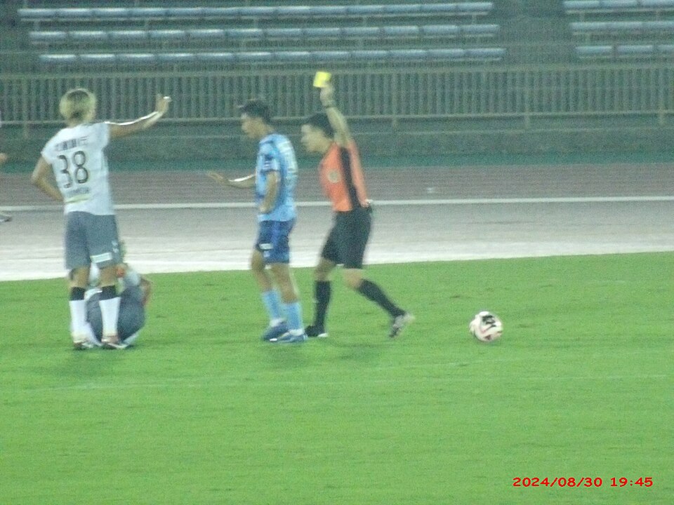 Entrenador explicando movimientos tácticos en pizarra