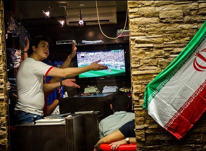 Aficionados argentinos siguiendo un partido de fútbol