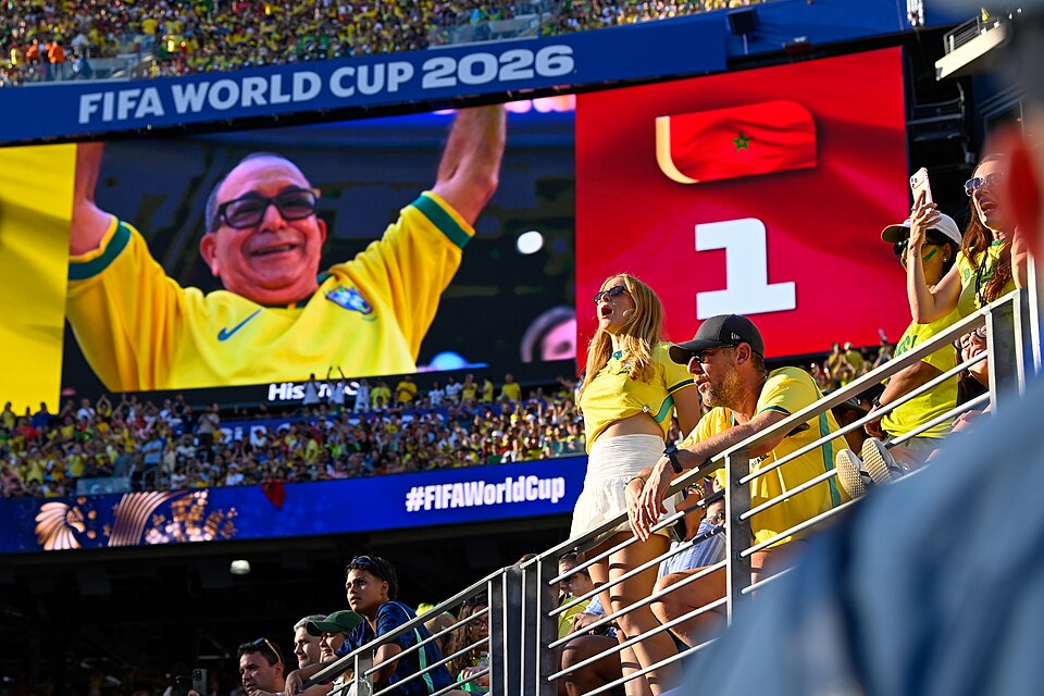 Hinchas brasileños apoyando a su equipo en el estadio