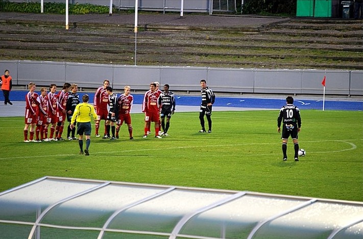 Barrera defensiva en un tiro libre durante un encuentro de fútbol argentino