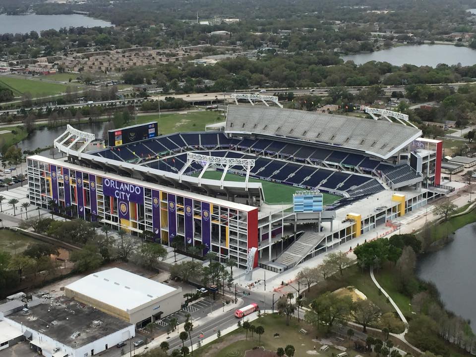 Vista cenital de estadio en día de partido, Sinimäe